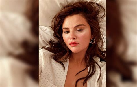 selena gomez leakes|Selena Gomez Strips Down for Bathtub Photo During Paris Getaway